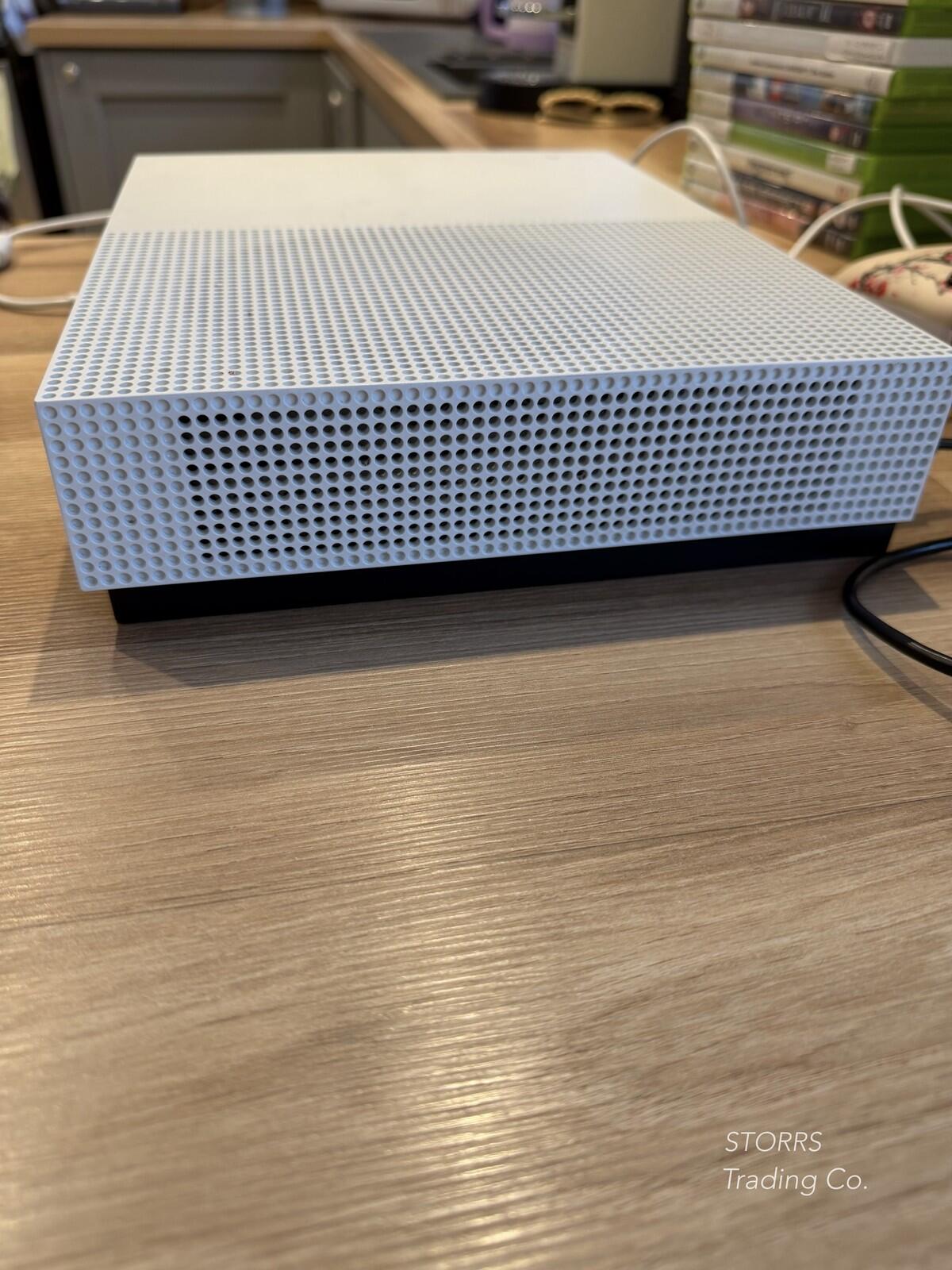 Xbox one S, 500gb bundle, 2 controllers, 34 games