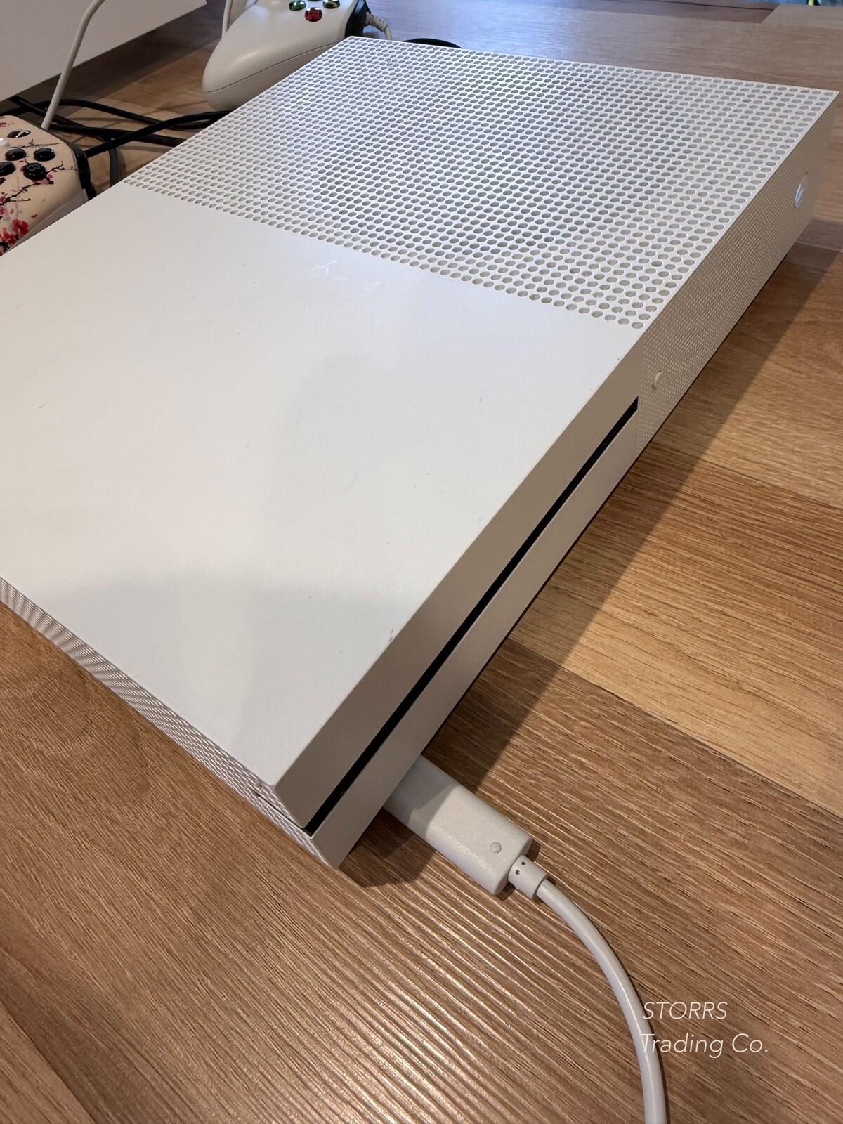 Xbox one S, 500gb bundle, 2 controllers, 34 games
