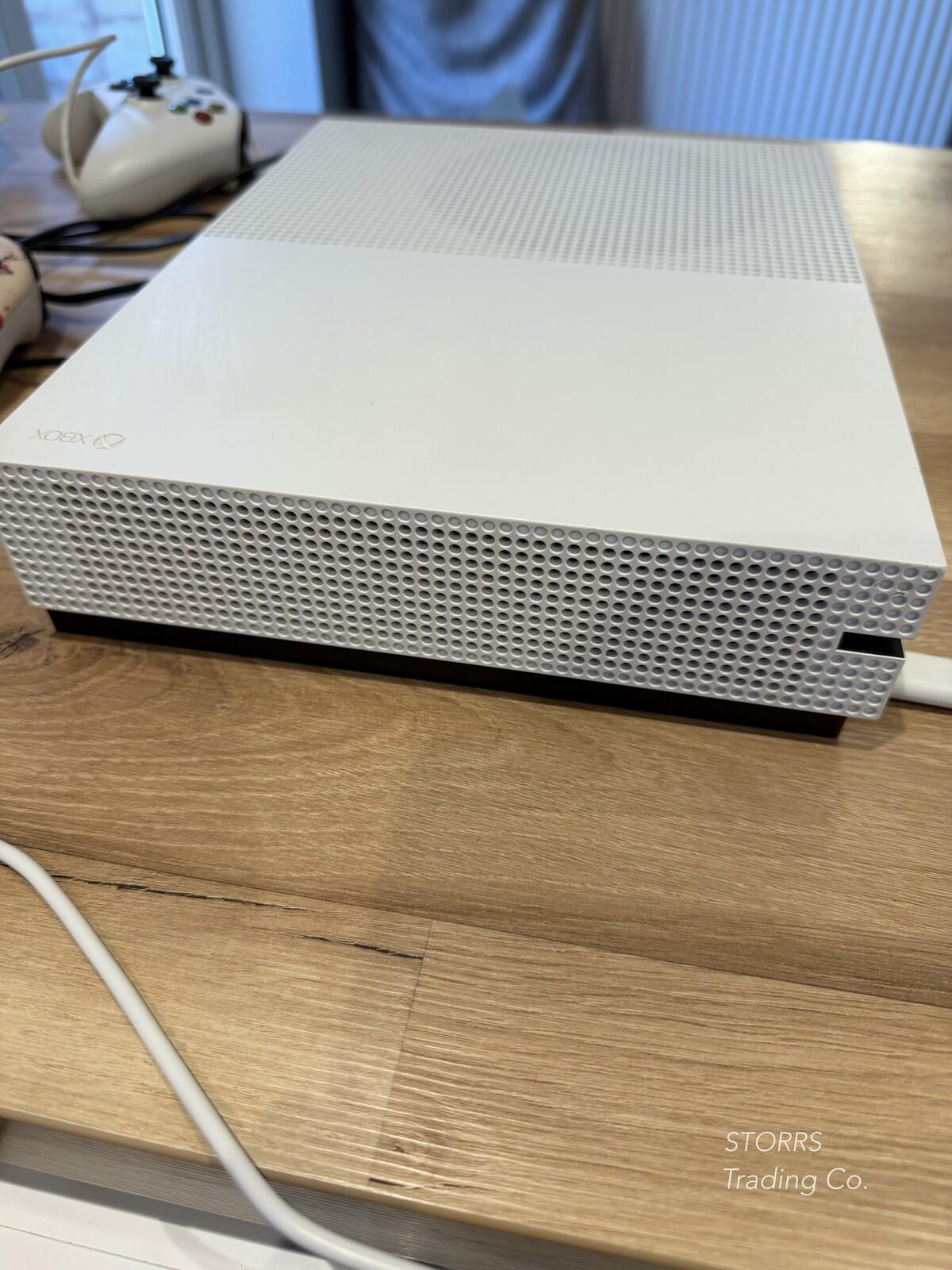 Xbox one S, 500gb bundle, 2 controllers, 34 games