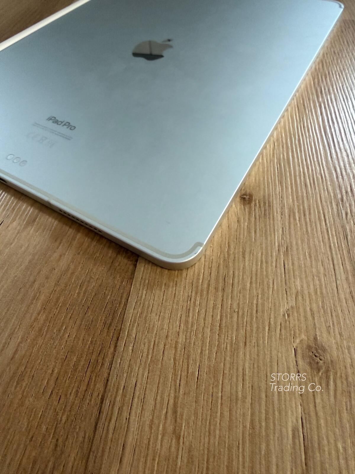 Apple iPad Pro 6th gen (2022) 12.9”, Apple Magic Keyboard & Apple Pencil
